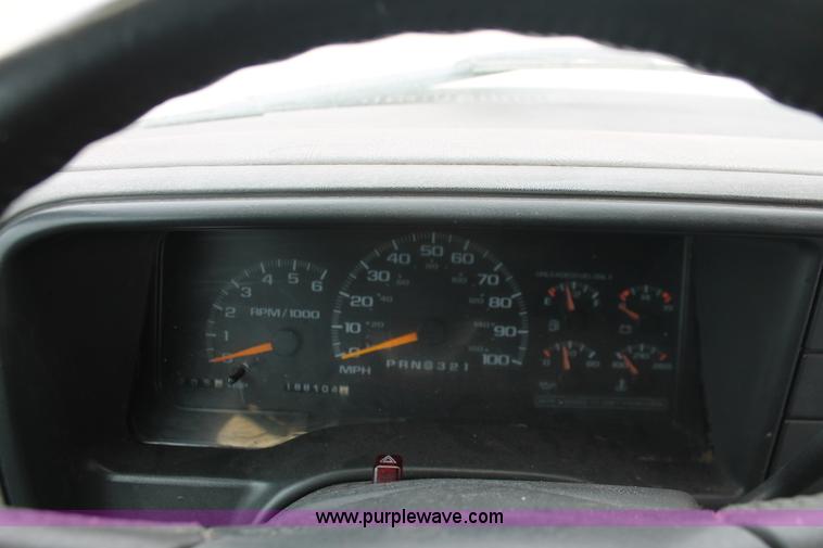 image for item H8327 1999 Chevrolet Suburban K1500 SUV