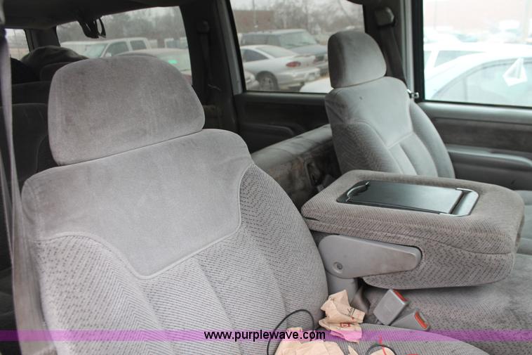 image for item H8327 1999 Chevrolet Suburban K1500 SUV