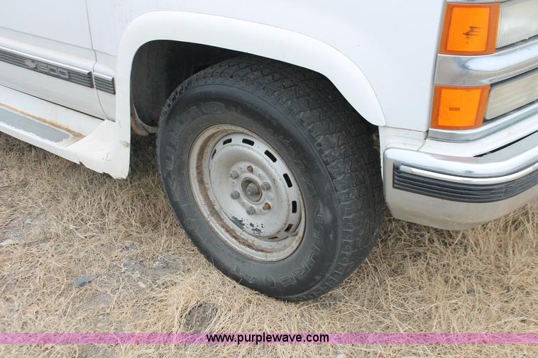 image for item H8327 1999 Chevrolet Suburban K1500 SUV