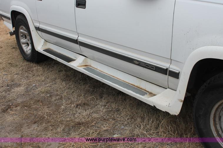 image for item H8327 1999 Chevrolet Suburban K1500 SUV