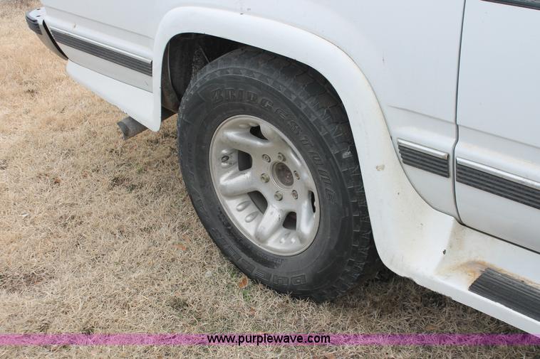 image for item H8327 1999 Chevrolet Suburban K1500 SUV