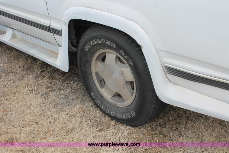 image for item H8327 1999 Chevrolet Suburban K1500 SUV
