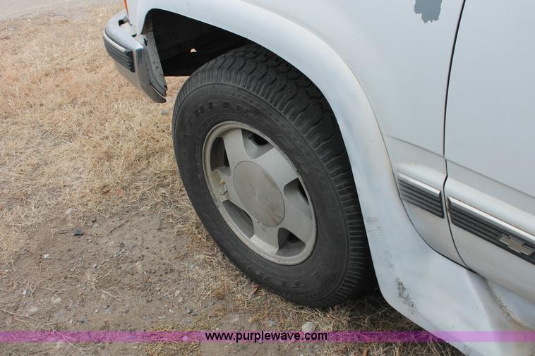 image for item H8327 1999 Chevrolet Suburban K1500 SUV