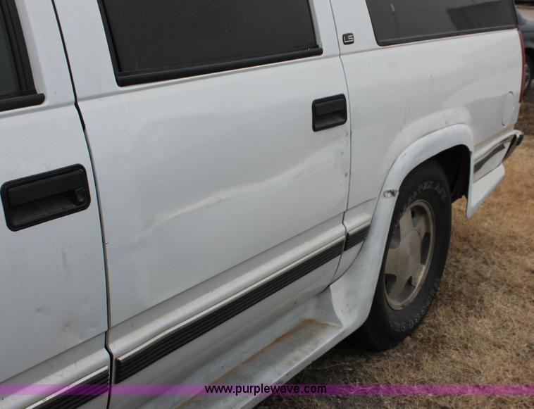 image for item H8327 1999 Chevrolet Suburban K1500 SUV