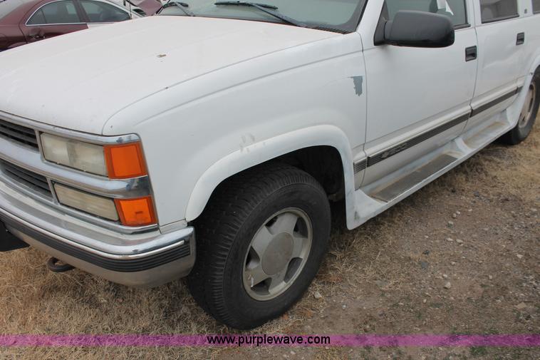 image for item H8327 1999 Chevrolet Suburban K1500 SUV