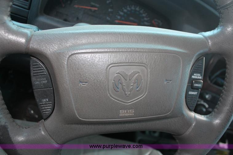 image for item H8335 2001 Dodge Durango SUV