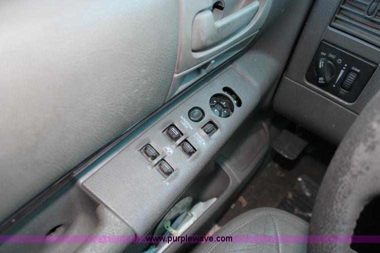 image for item H8335 2001 Dodge Durango SUV