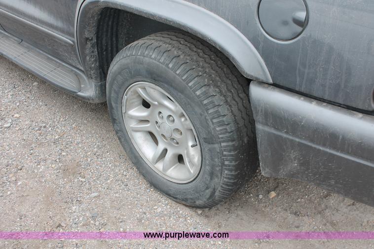 image for item H8335 2001 Dodge Durango SUV
