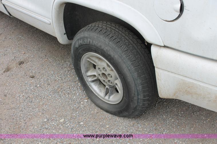 image for item H8340 2000 Dodge Durango SLT SUV