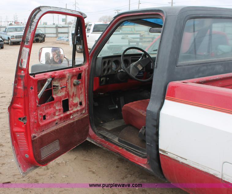 image for item H8342 1987 Chevrolet Silverado R10 pickup truck
