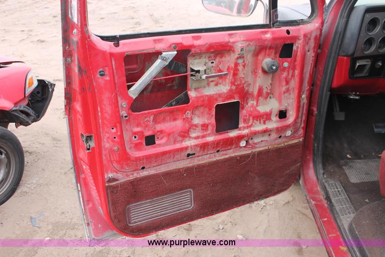 image for item H8342 1987 Chevrolet Silverado R10 pickup truck