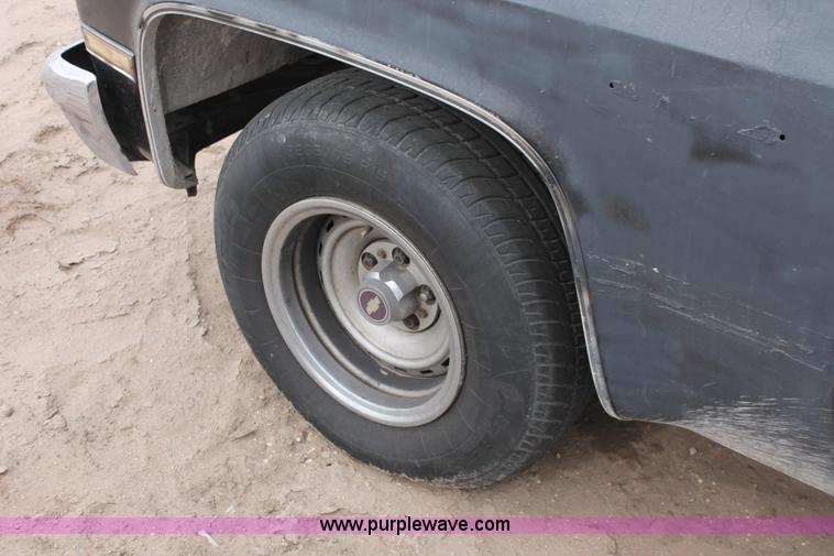 image for item H8342 1987 Chevrolet Silverado R10 pickup truck