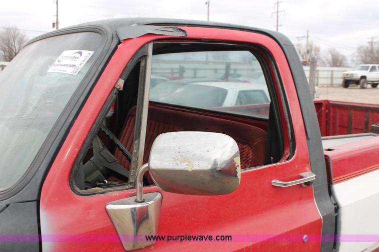 image for item H8342 1987 Chevrolet Silverado R10 pickup truck