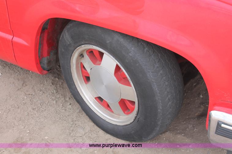 image for item H8344 1988 GMC Sierra 1500 pickup truck