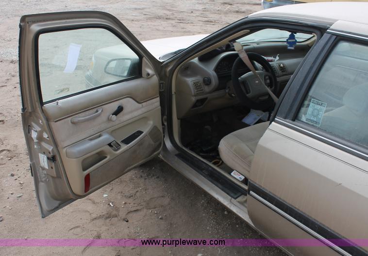 image for item H8347 1988 Ford Tempo LX