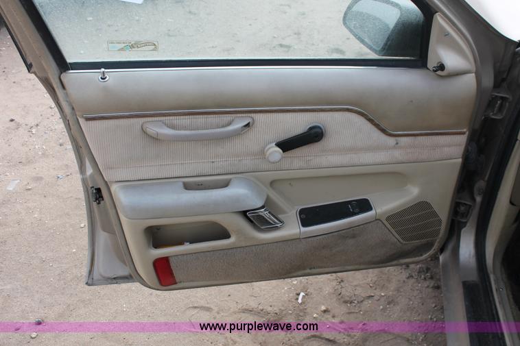 image for item H8347 1988 Ford Tempo LX