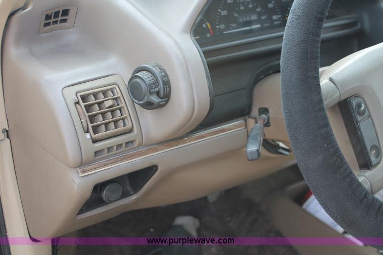 image for item H8347 1988 Ford Tempo LX