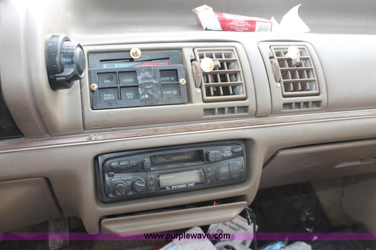 image for item H8347 1988 Ford Tempo LX