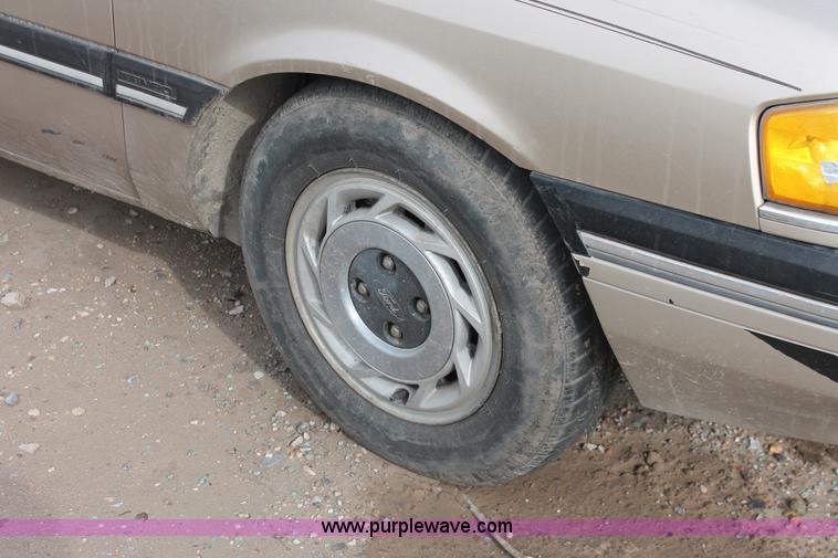 image for item H8347 1988 Ford Tempo LX