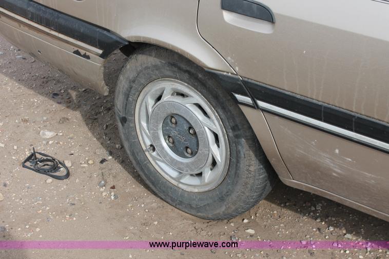 image for item H8347 1988 Ford Tempo LX