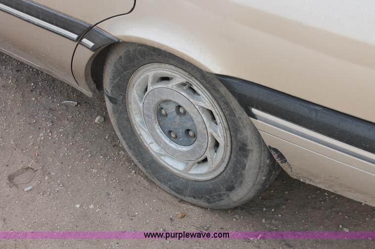 image for item H8347 1988 Ford Tempo LX