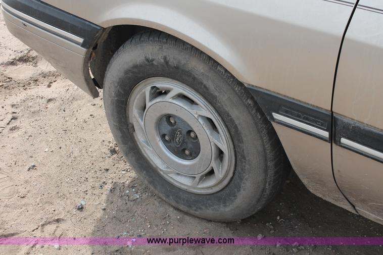 image for item H8347 1988 Ford Tempo LX