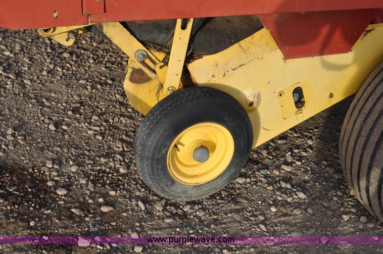 image for item G6343 New Holland 688 round baler