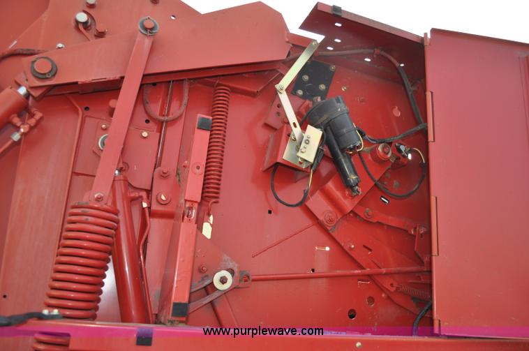 image for item G6343 New Holland 688 round baler