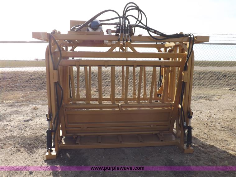 image for item I9214 C&S hydraulic livestock squeeze chute