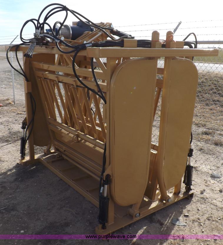 image for item I9214 C&S hydraulic livestock squeeze chute