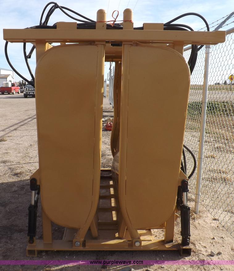 image for item I9214 C&S hydraulic livestock squeeze chute