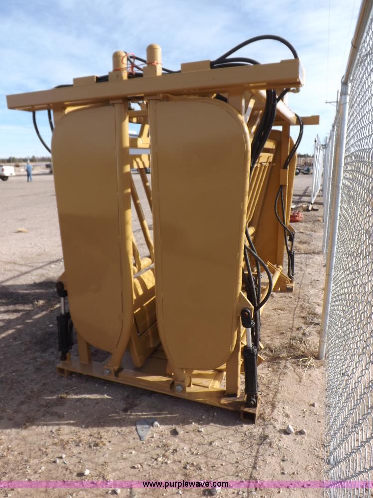 image for item I9214 C&S hydraulic livestock squeeze chute