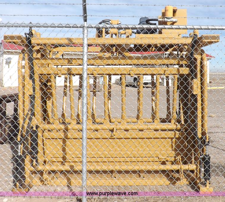 image for item I9214 C&S hydraulic livestock squeeze chute