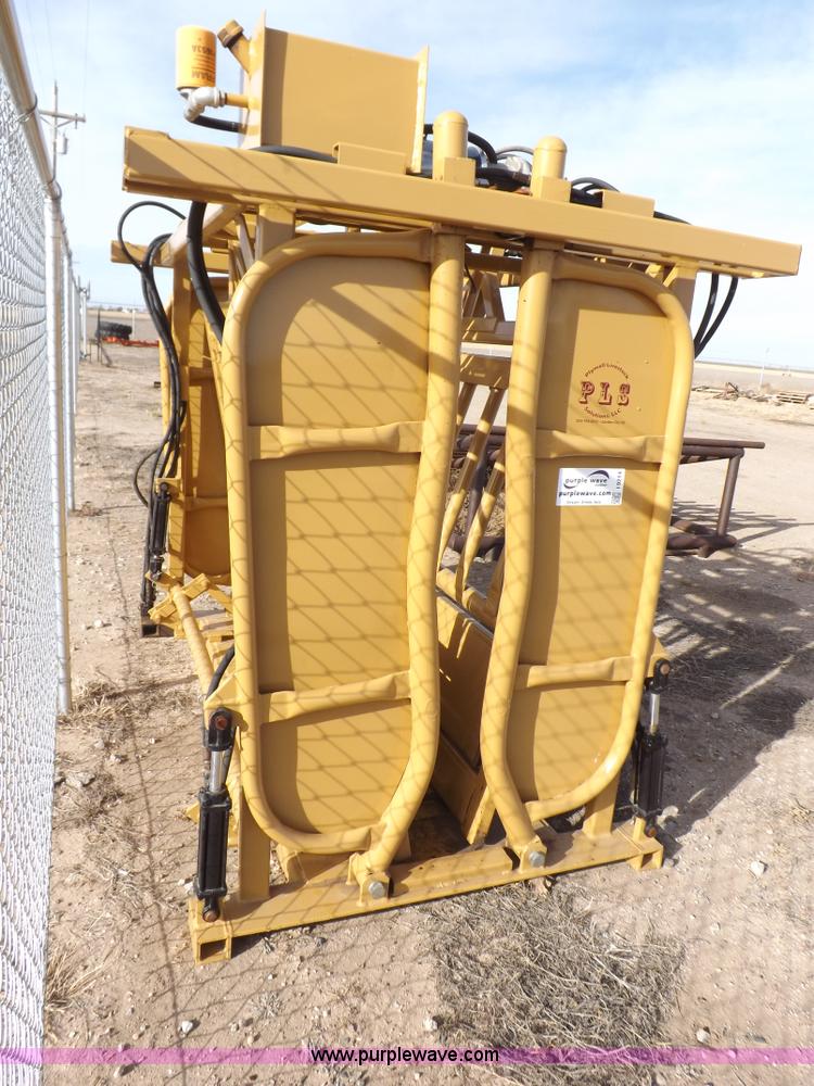 image for item I9214 C&S hydraulic livestock squeeze chute