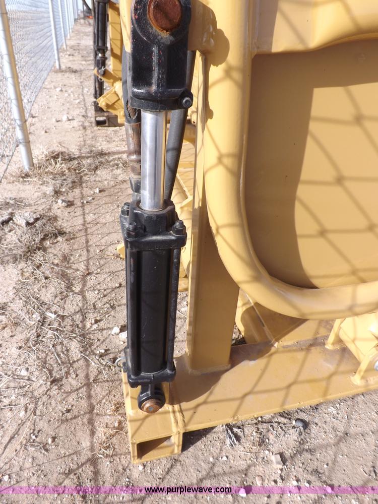 image for item I9214 C&S hydraulic livestock squeeze chute