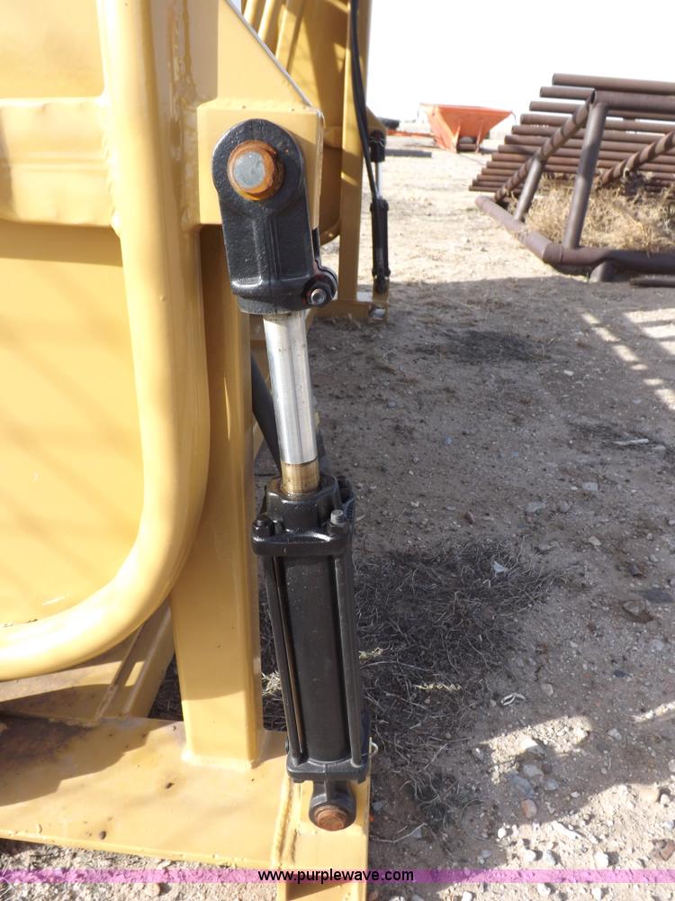 image for item I9214 C&S hydraulic livestock squeeze chute