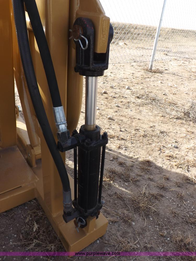 image for item I9214 C&S hydraulic livestock squeeze chute