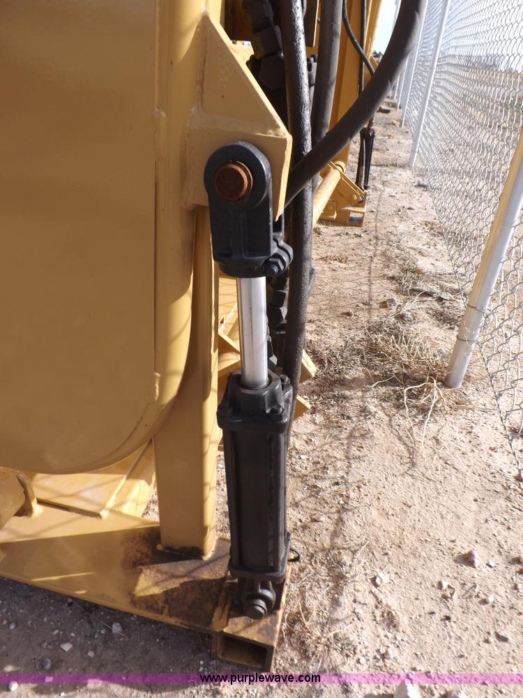 image for item I9214 C&S hydraulic livestock squeeze chute