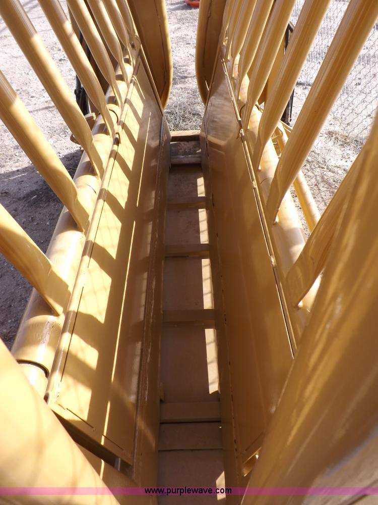 image for item I9214 C&S hydraulic livestock squeeze chute
