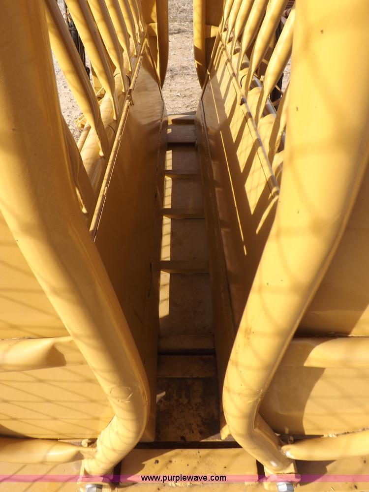 image for item I9214 C&S hydraulic livestock squeeze chute