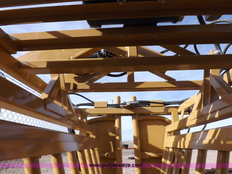 image for item I9214 C&S hydraulic livestock squeeze chute