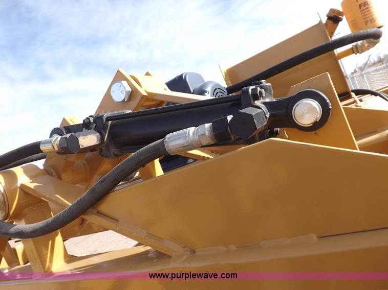 image for item I9214 C&S hydraulic livestock squeeze chute