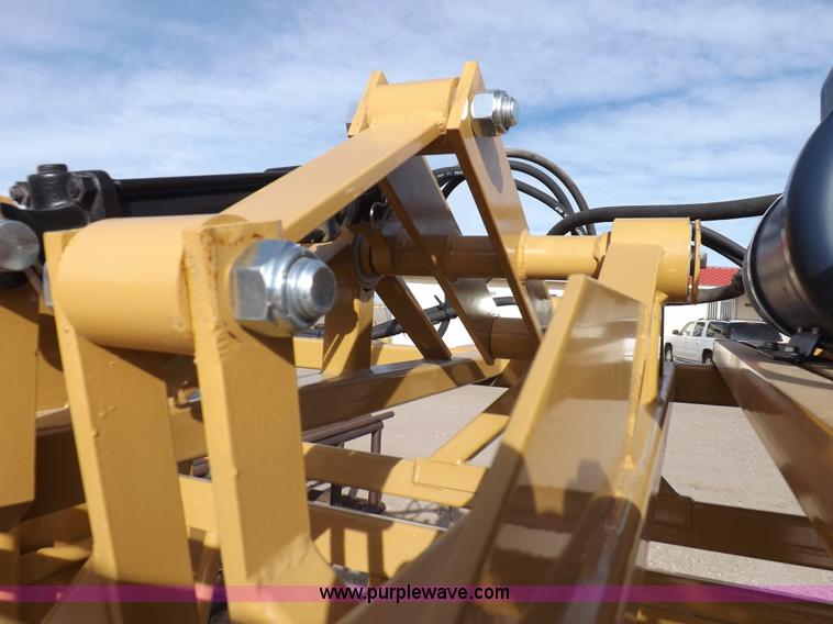 image for item I9214 C&S hydraulic livestock squeeze chute