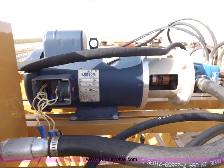 image for item I9214 C&S hydraulic livestock squeeze chute