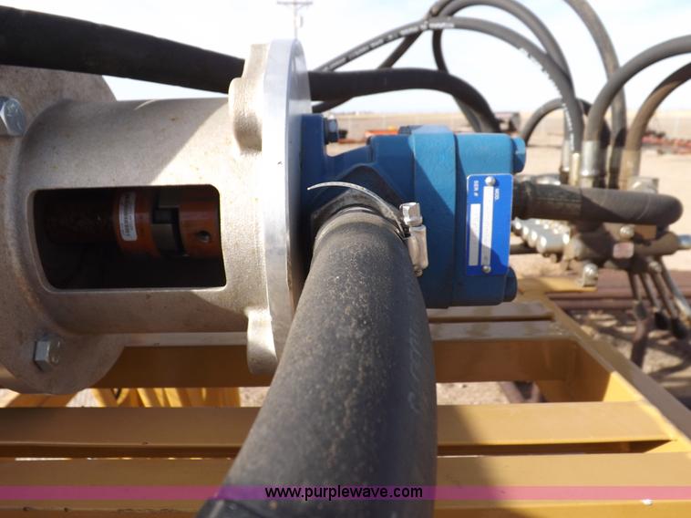 image for item I9214 C&S hydraulic livestock squeeze chute