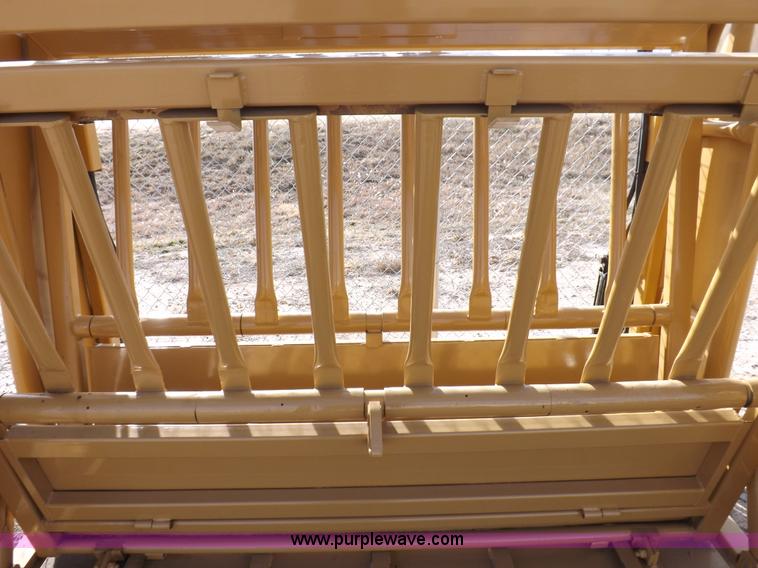 image for item I9214 C&S hydraulic livestock squeeze chute