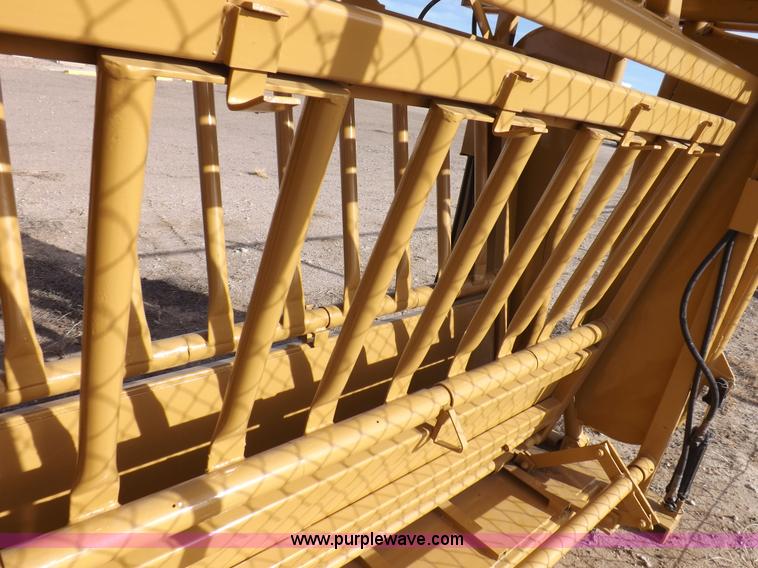 image for item I9214 C&S hydraulic livestock squeeze chute