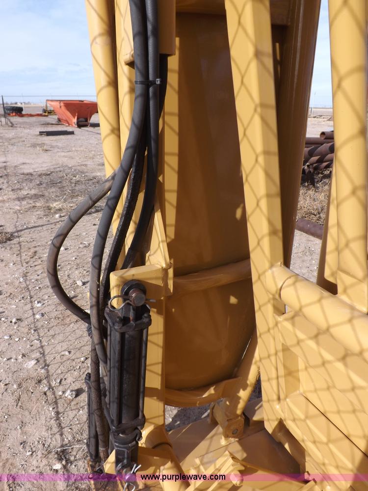 image for item I9214 C&S hydraulic livestock squeeze chute