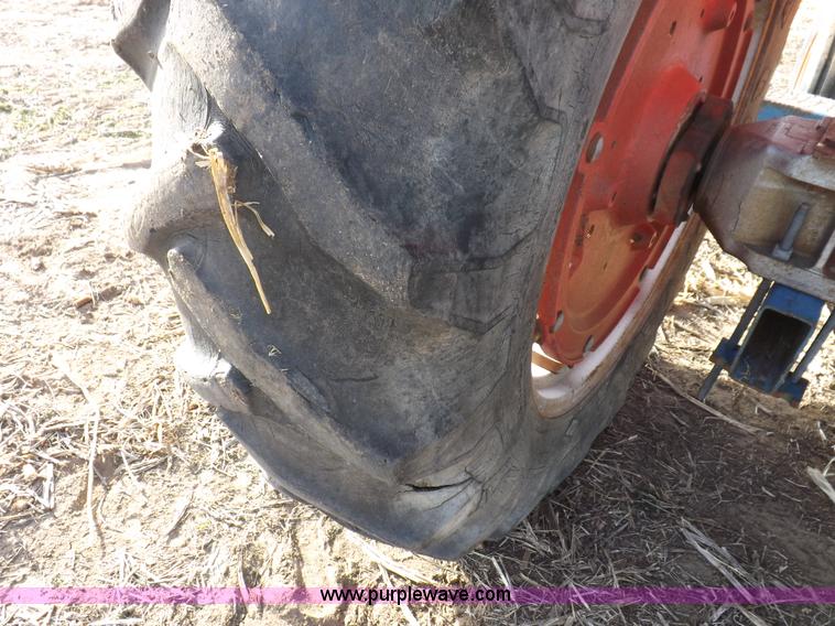 image for item I9216 1973 Massey-Ferguson 1135 tractor