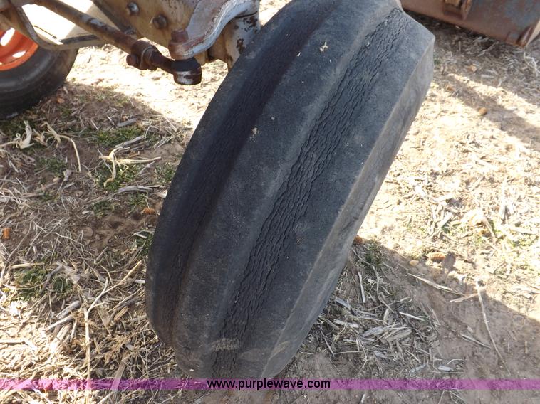 image for item I9216 1973 Massey-Ferguson 1135 tractor